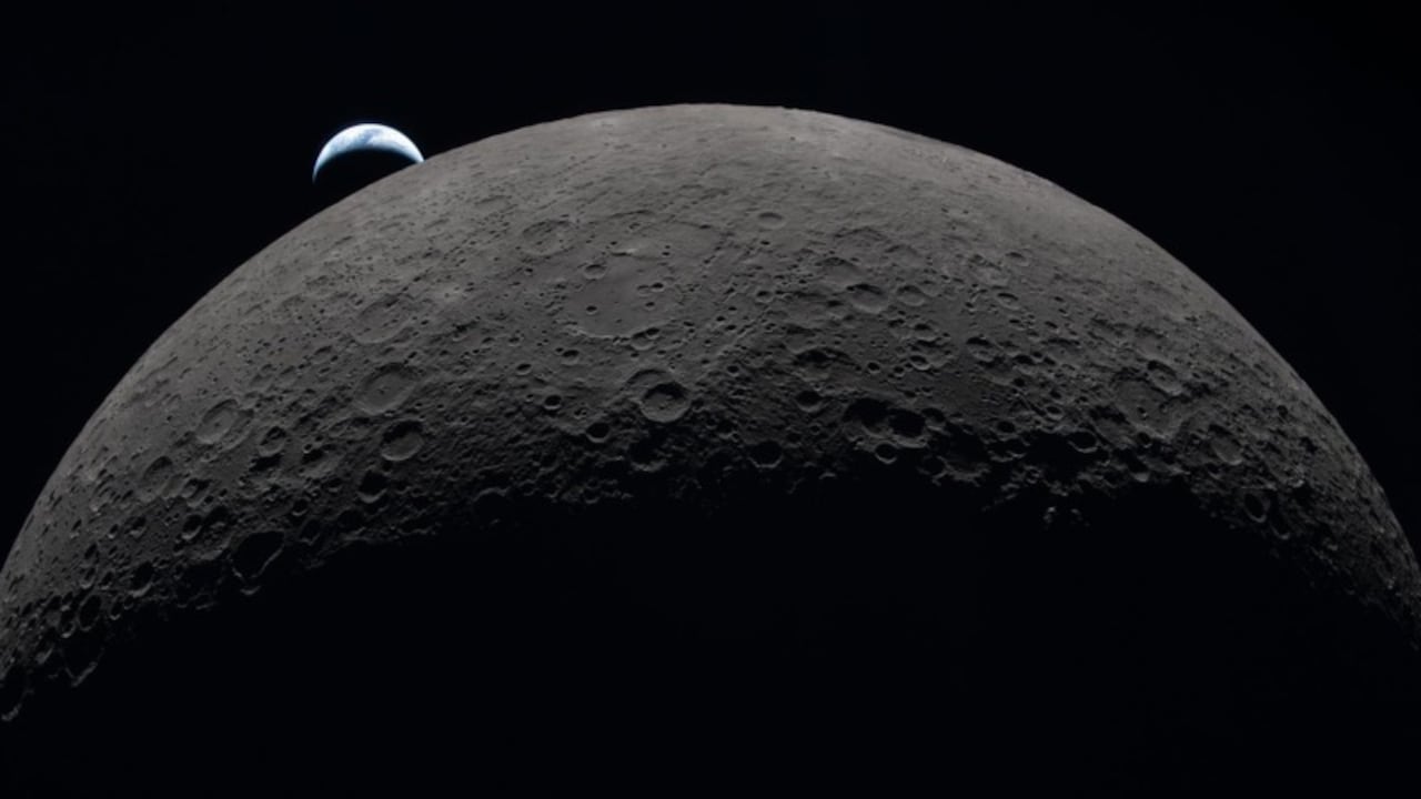 La Tierra aparece al fondo mientras la cara oculta de la Luna ocupa el primer plano en una de las imágenes captadas por la tripulación de Artemis II.