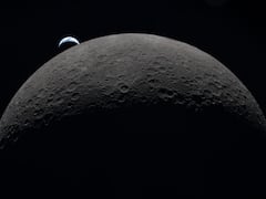 La Tierra aparece al fondo mientras la cara oculta de la Luna ocupa el primer plano en una de las imágenes captadas por la tripulación de Artemis II.