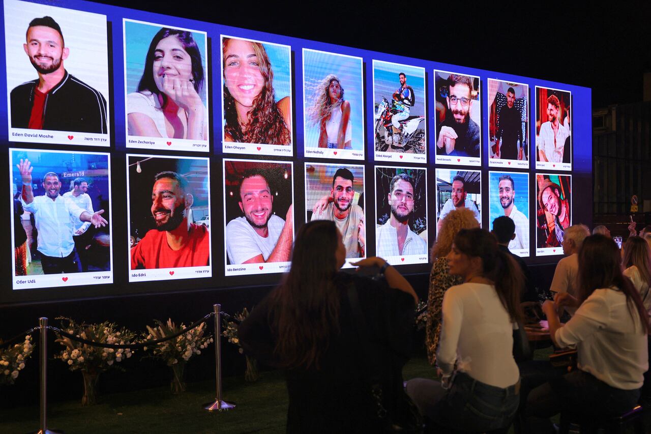 Sobrevivientes, amigos y familiares asisten a un homenaje a las víctimas asesinadas o secuestradas en el festival de música Supernova.