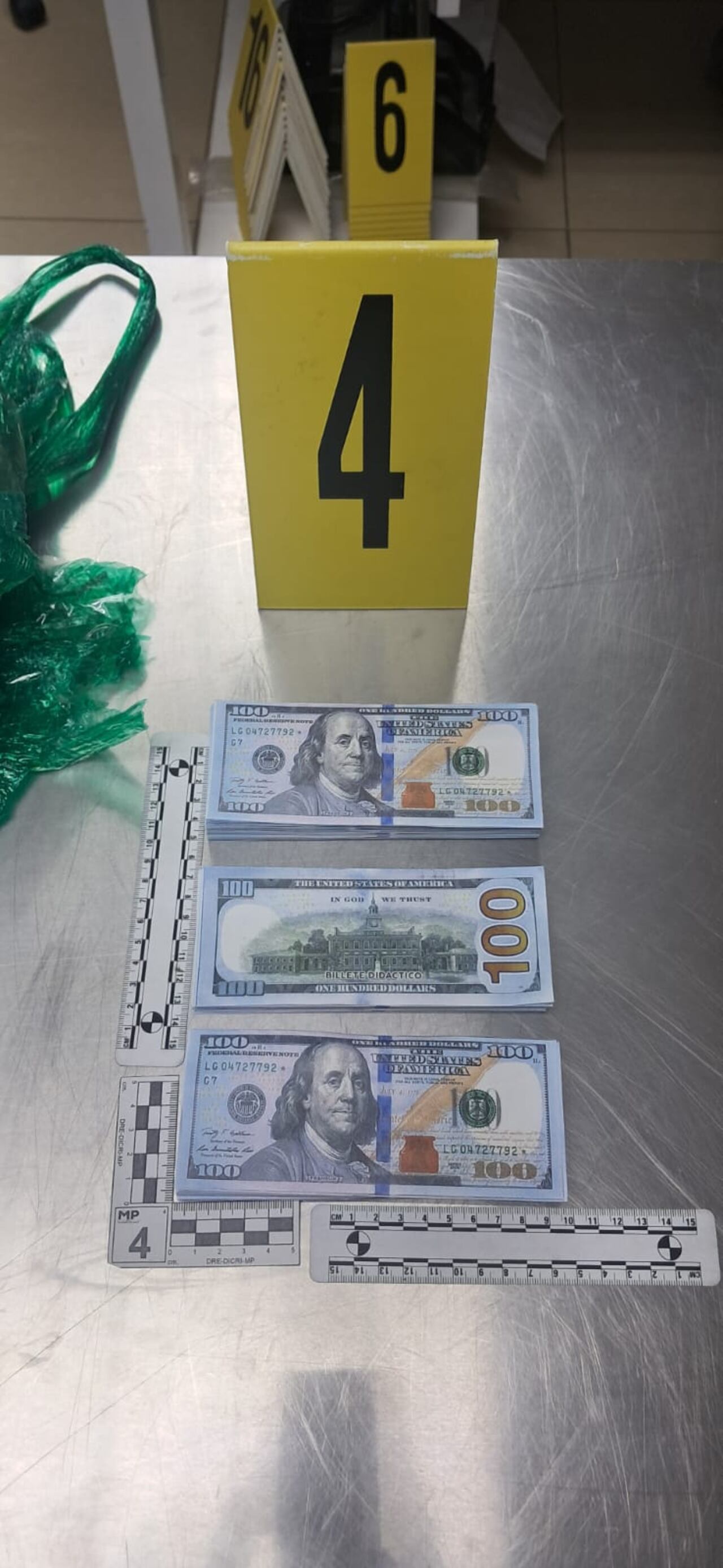 La Subdirección Antinarcótica advirtió que los billetes eran falsos.