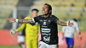 Dayro Moreno, triplete con Once Caldas ante Gualberto Villarroel.
