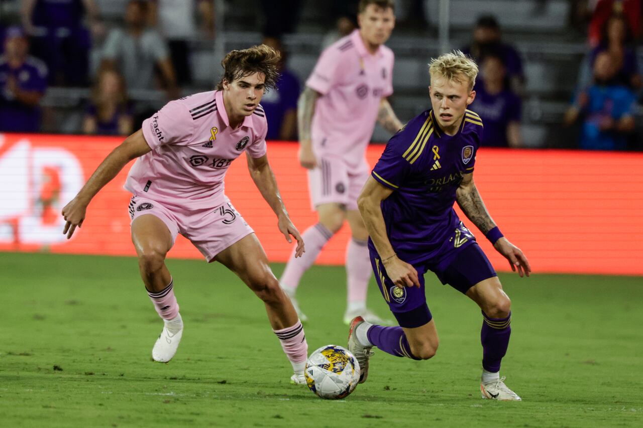 El mediocampista de la ciudad de Orlando Dagur Dan Thorhallsson, derecha, mueve el balón alrededor del mediocampista del Inter Miami Benjamin Cremaschi, izquierda, durante la primera mitad de un partido de fútbol de la MLS, el domingo 24 de septiembre de 2023, en Orlando, Florida (AP Foto/Kevin Kolczynski)