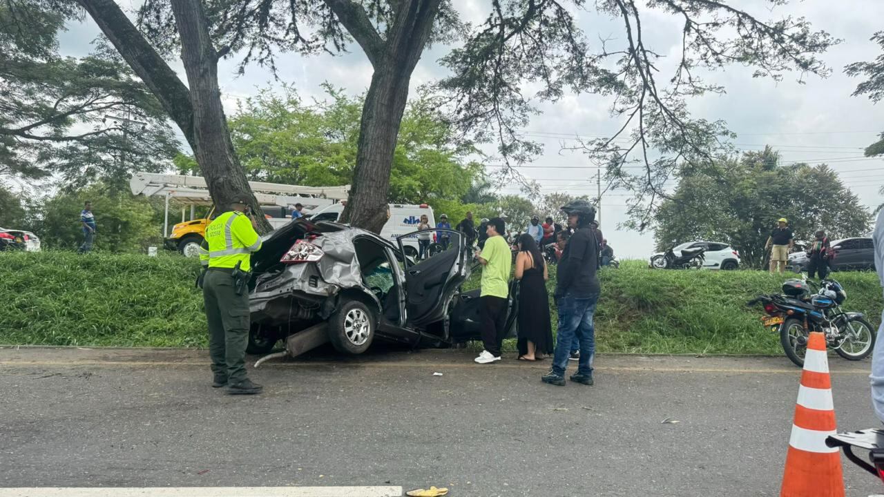 Autoridades atienden la situación. El auto quedó completamente destrozado.