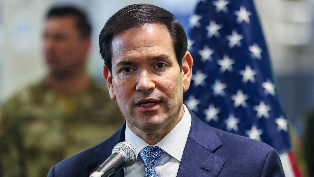 Rubio explicó que las sanciones estadounidenses se dirigen específicamente al mandatario colombiano, a su familia y a sus colaboradores más cercanos. (Photo by Fadel SENNA / POOL / AFP)