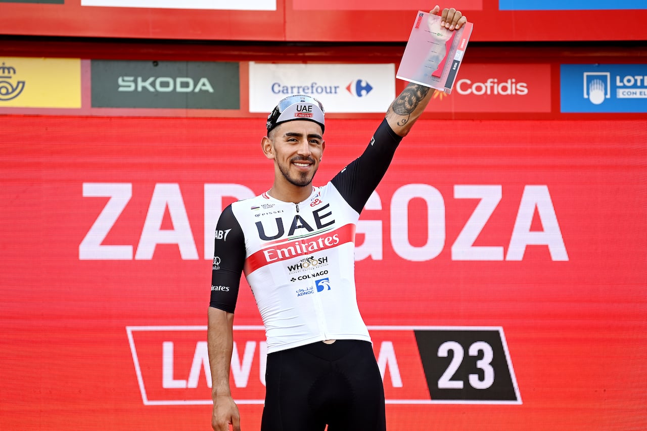 ZARAGOZA, ESPAÑA - 7 DE SEPTIEMBRE: Juan Sebastián Molano Benavides de Colombia y UAE Team Emirates celebra en el podio como ganador de etapa durante la 78ª Vuelta a España 2023, Etapa 12 a 150,6 km de Ólvega a Zaragoza / #UCIWT / el 7 de septiembre de 2023 en Zaragoza, España. (Foto de Tim de Waele/Getty Images)