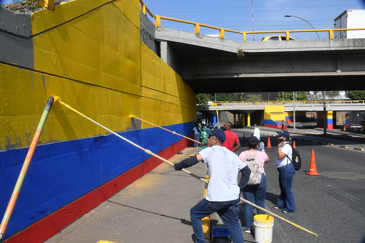 Cali: La ciudad se engalana con los colores de los símbolos patrios en los principales puentes y vías de la ciudad con motivo de la posesión del nuevo presidente de Colombia, Abelardo de la Espriella.