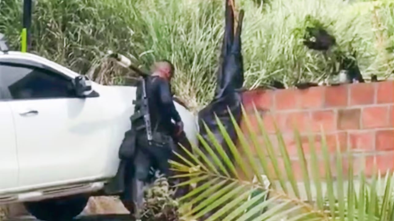 Imágenes muestran a integrantes del frente Jaime Martínez portando lanzamisiles artesanales en Jamundí.