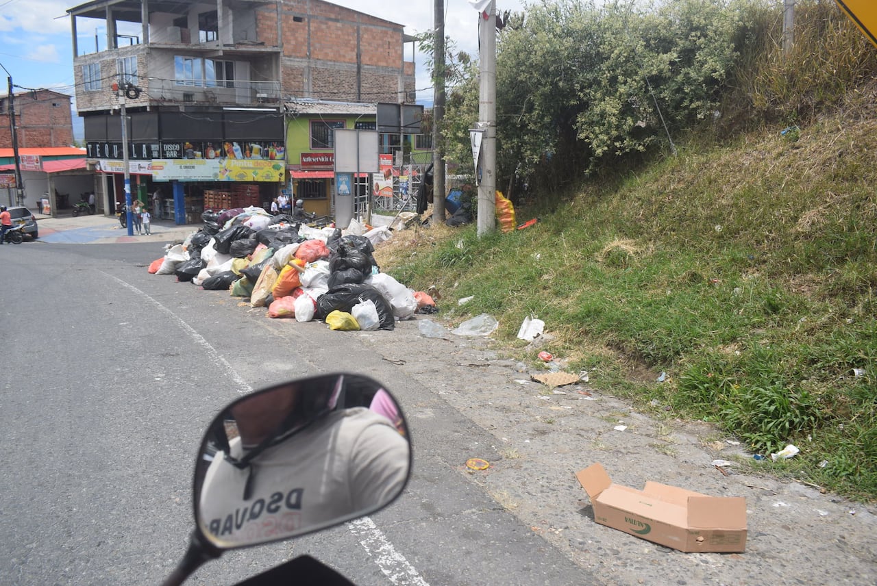 Las comunidades payanesas deben caminar en medio de la acumulación de basuras, todo porque Urbaser no está en capacidad de prestar el servicio de recolección por los constantes ataques que sufren por uno de los grupos armados ilegales que está ahora en la zona rural de capital del Cauca.