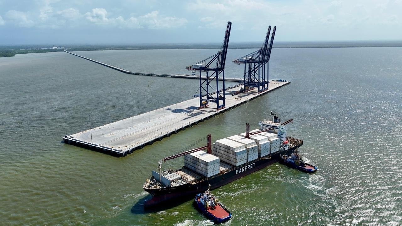 La llegada del buque evidencia el paso hacia la fase operativa de un proyecto con impacto regional y nacional.