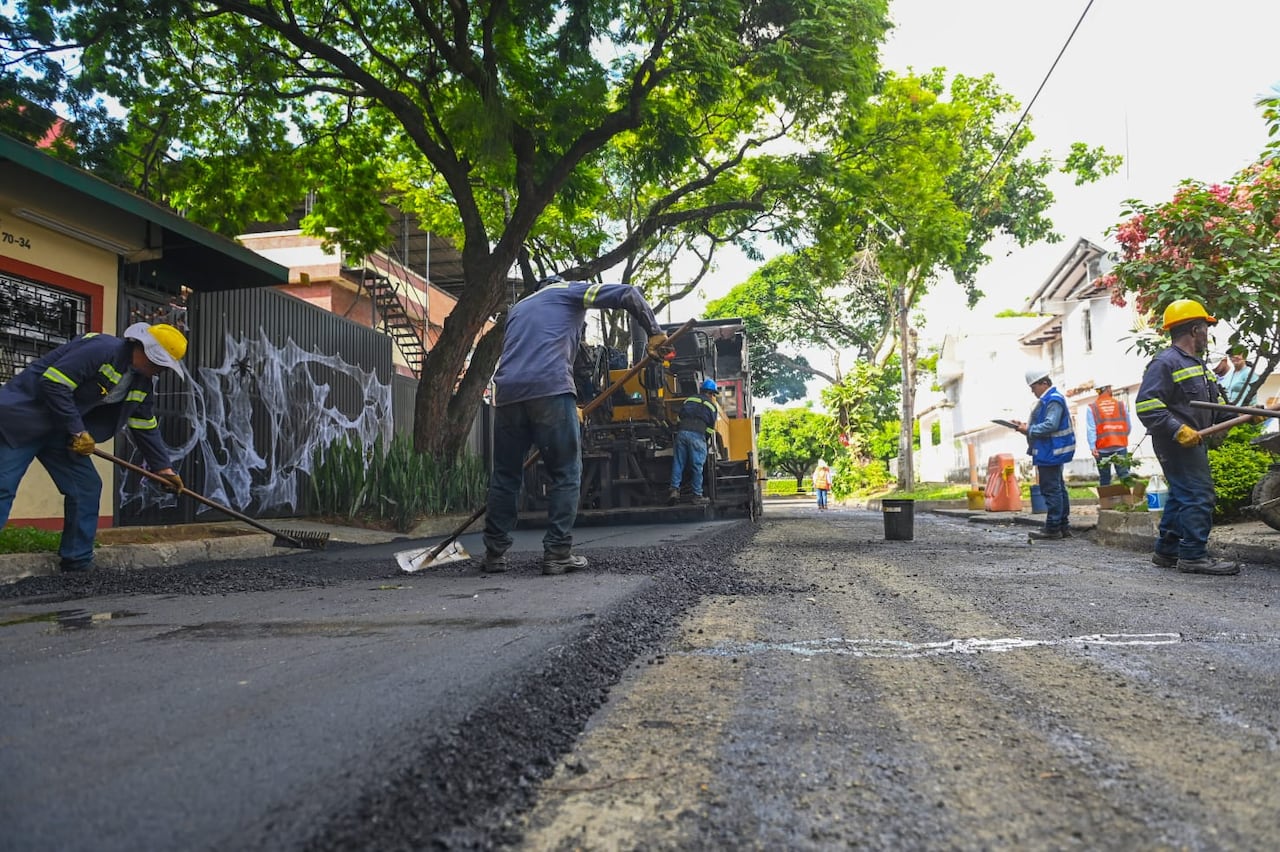 50 cuadrillas recuperan la malla vial de Cali