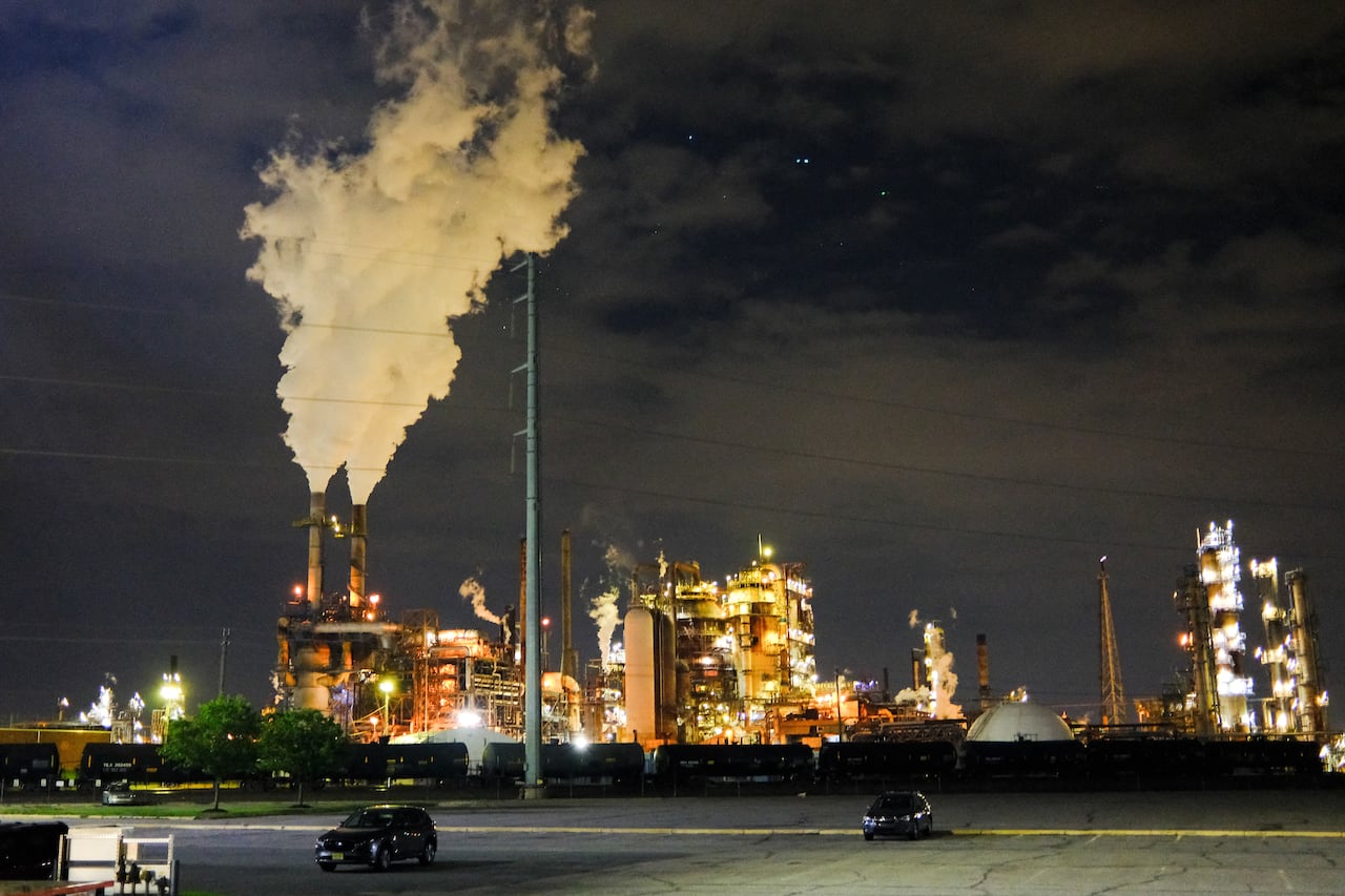 Los precios del petróleo retrocedieron el miércoles ante la visita de Donald Trump