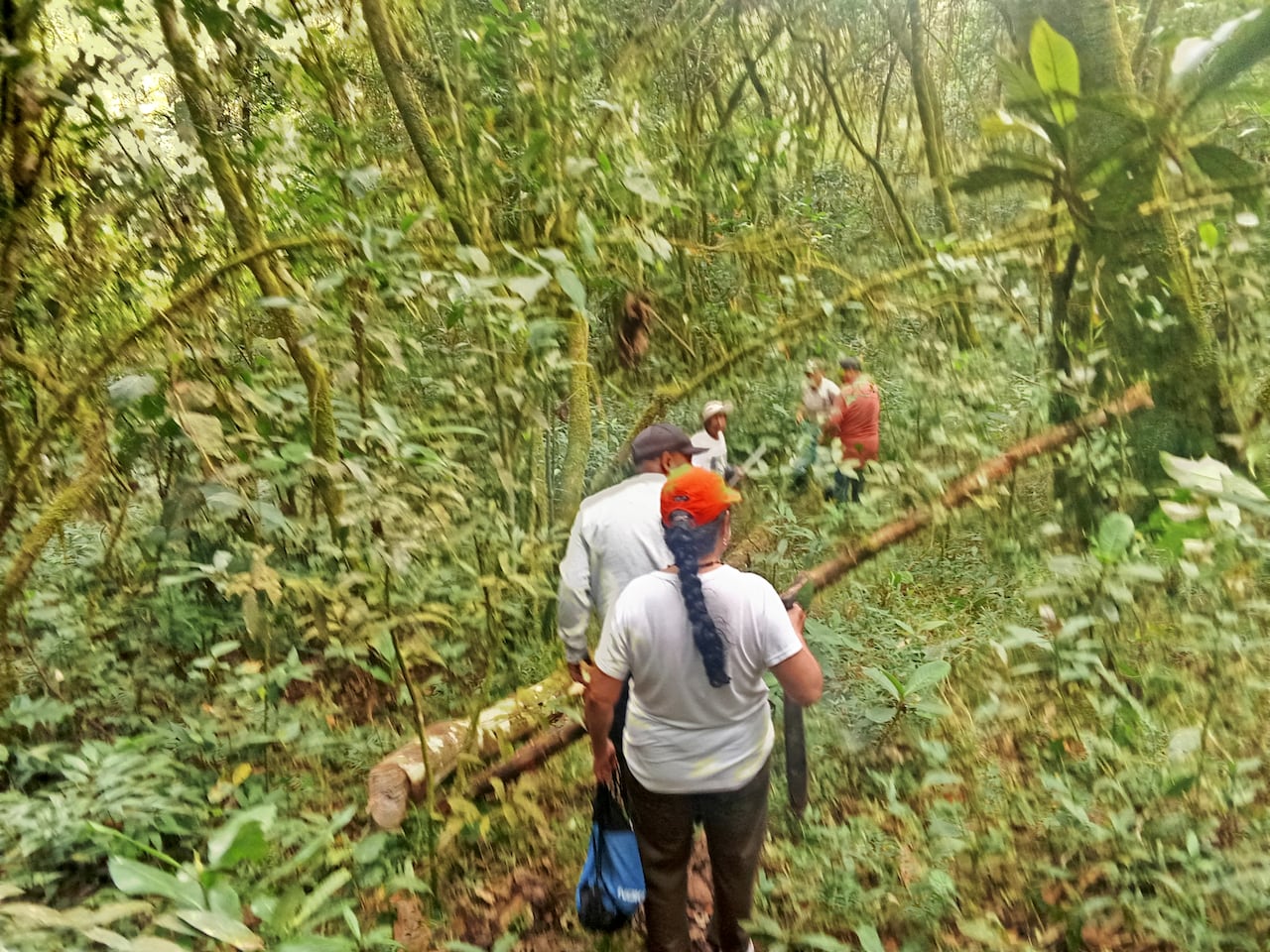 Mujeres de la comunidad acompañan la jornada brindando apoyo y refrescos, mientras fortalecen el sentido de unión y fe.