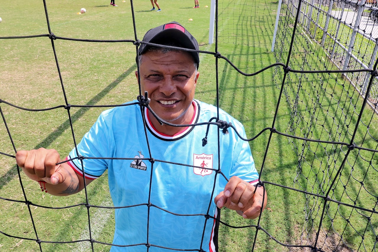 Alex Escobar ex futbolista Director Técnico encargado del América de Cali. Entrenamiento en la sede de Cascajal.