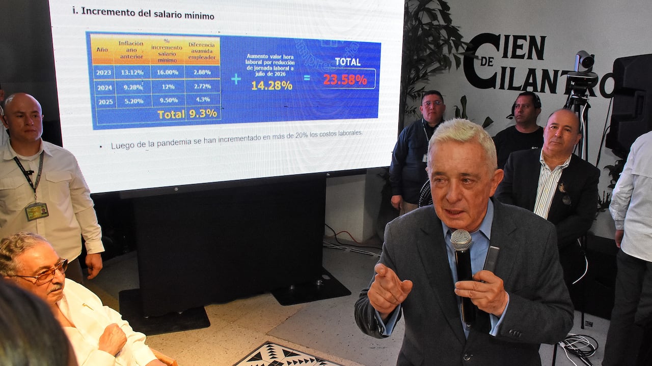 El Expresidente Álvaro Uribe Vélez habló de la consulta popular con comerciantes, empresarios y diferentes personalidades de la ciudad.