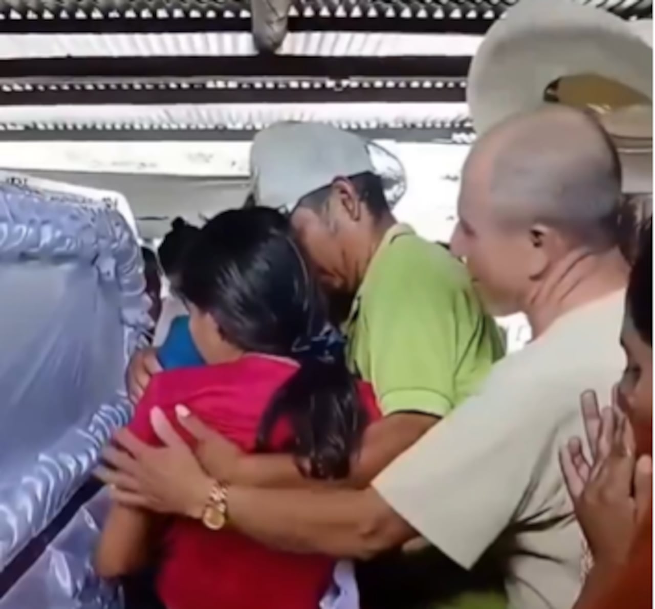 Un video viral muestra a una joven de 15 años incorporándose dentro de un ataúd durante lo que sería su velorio.