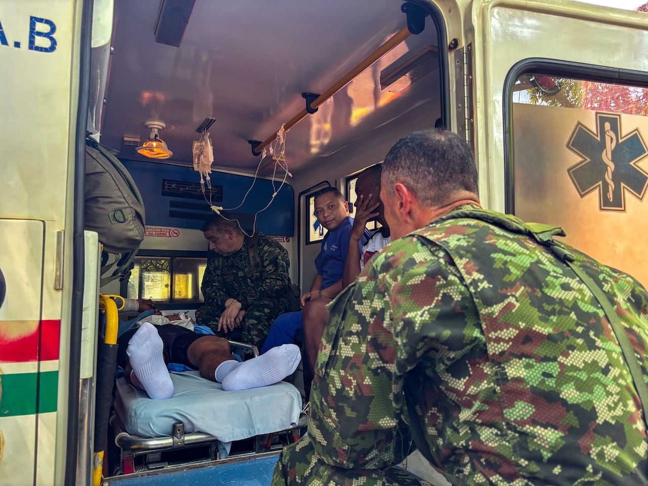 El comandante de la Fuerzas Militares, general Hugo Alejandro López, visitó a los soldados heridos en combate en Guaviare y acompañó su traslado a Bogotá.