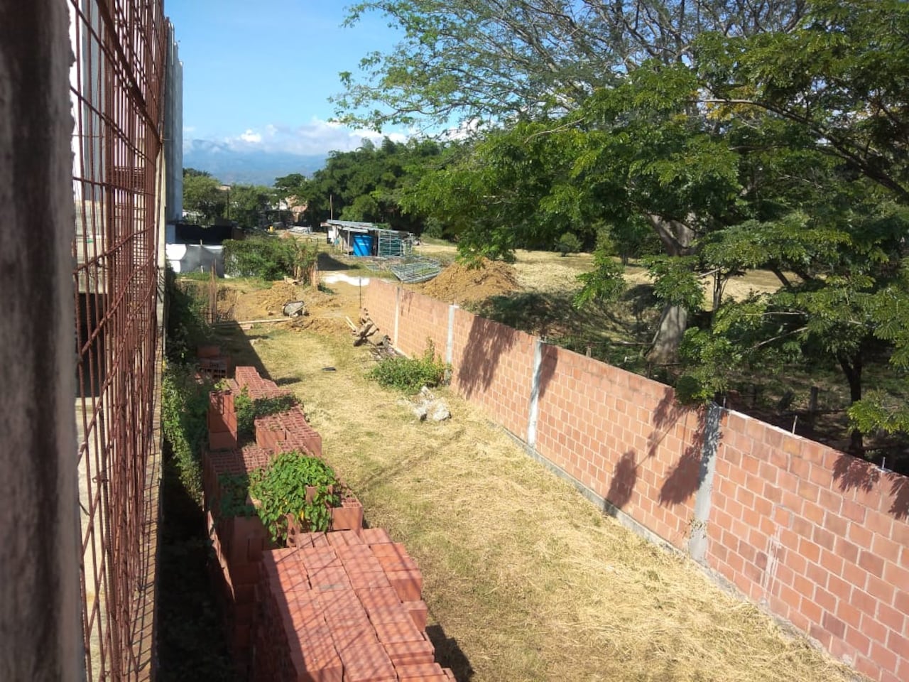 Algunas zonas del proyecto continúan en obra, según reportan propietarios que evidencian falta de finalización en infraestructura.