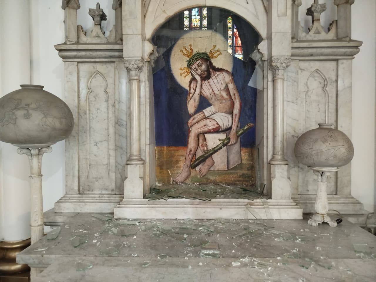Así quedaron algunas figuras religiosas destruidas al interior de la Iglesia La Ermita, tras un presunto acto de vandalismo registrado este miércoles.