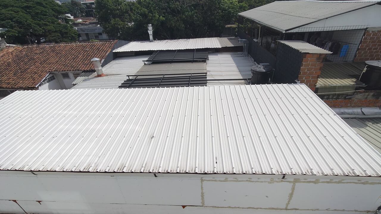 Según las versiones de los denunciantes este techo se abre en la noche y el sonido se expande con facilidad