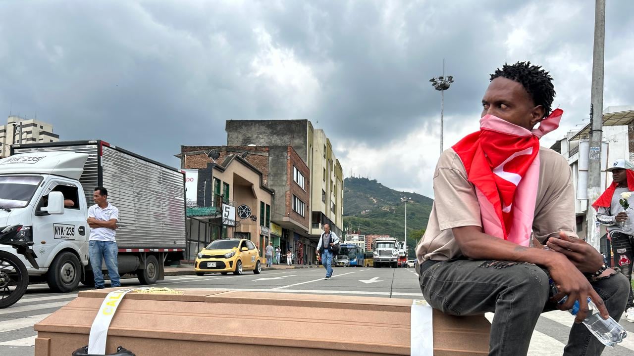 Los protestantes, propietarios de bares y centros de entretenimiento nocturno protestan contra la Alcaldía de Cali.