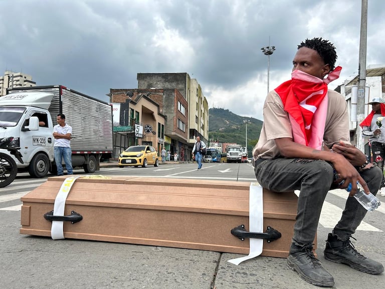 Los protestantes, propietarios de bares y centros de entretenimiento nocturno protestan contra la Alcaldía de Cali.