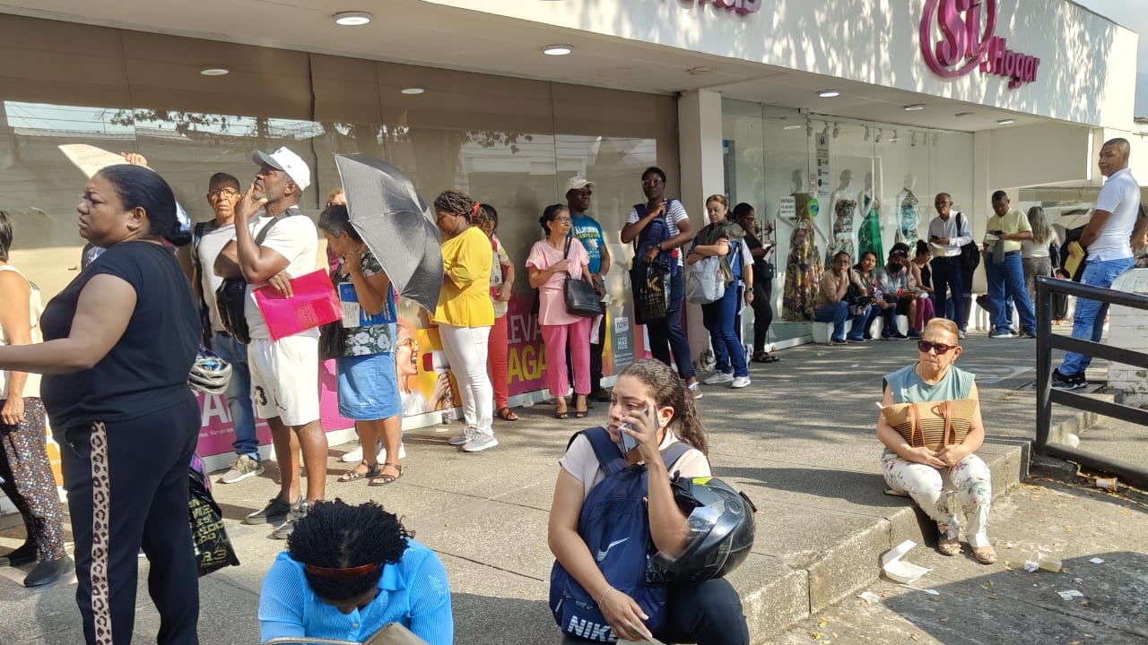 Nueva EPS en Cali: usuarios hacen largas filas para autorizar citas y otros trámites.