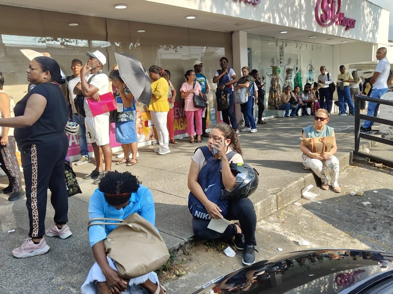 Nueva EPS en Cali: usuarios hacen largas filas para autorizar citas y otros trámites.