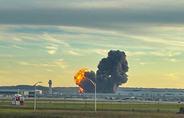 Poco después de salir del aeropuerto de Louisville, un avión de carga se precipitó a tierra dejando varios muertos y heridos.