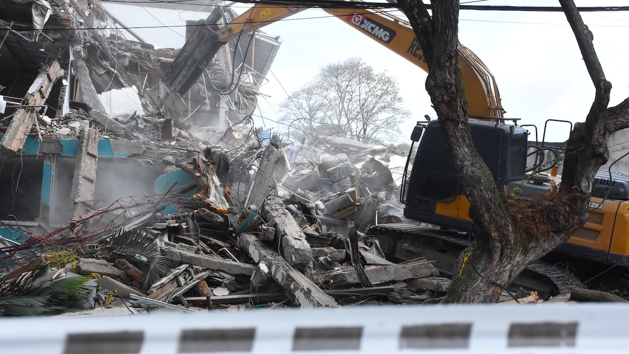 Demolición del Edificio María Mercedes en el barrio Cuarto de Legua.