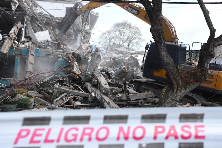 Demolición del Edificio María Mercedes en el barrio Cuarto de Legua.