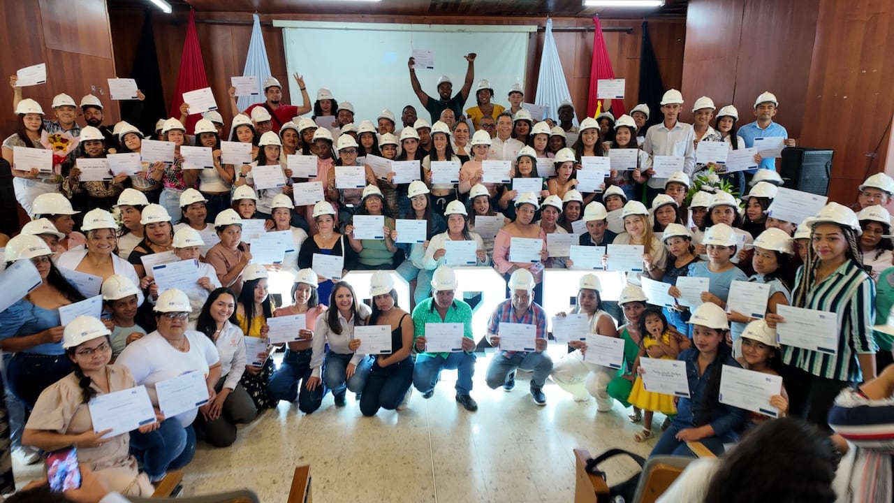 Las graduadas se capacitaron en oficios como soldadura, electricidad y operación de maquinaria pesada.