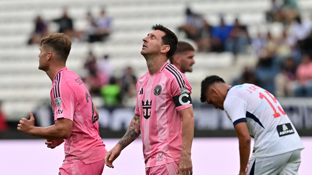 El delantero argentino #10 del Inter de Miami, Lionel Messi, hace un gesto durante el partido amistoso de fútbol entre Alianza Lima de Perú y el Inter de Miami de Estados Unidos en el Estadio Alejandro Villanueva en Lima el 24 de enero de 2025. (Foto de Connie FRANCE / AFP)
