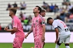 El delantero argentino #10 del Inter de Miami, Lionel Messi, hace un gesto durante el partido amistoso de fútbol entre Alianza Lima de Perú y el Inter de Miami de Estados Unidos en el Estadio Alejandro Villanueva en Lima el 24 de enero de 2025. (Foto de Connie FRANCE / AFP)