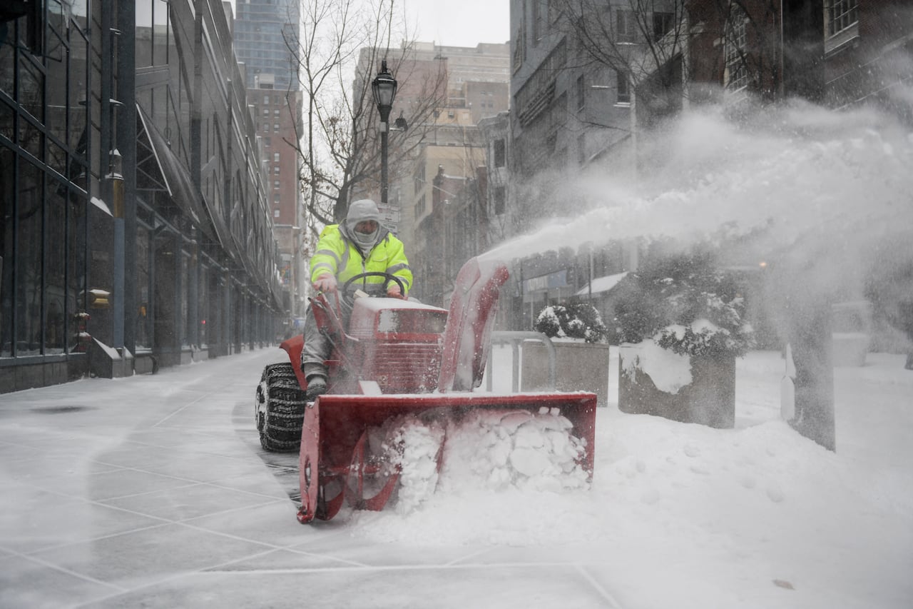 Tras azotar las zonas suroeste y central del país, el sistema de tormentas comenzó a azotar los densamente poblados estados del Atlántico medio y noreste a medida que una masa de aire gélido se asentaba sobre el país.