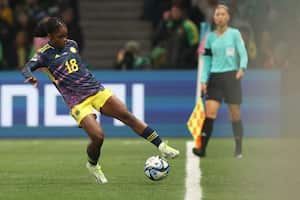 Linda Caicedo de Colombia controla el balón durante el partido de fútbol de los octavos de final de la Copa Mundial Femenina entre Jamaica y Colombia en Melbourne, Australia, el martes 8 de agosto de 2023. (Foto AP/Hamish Blair)