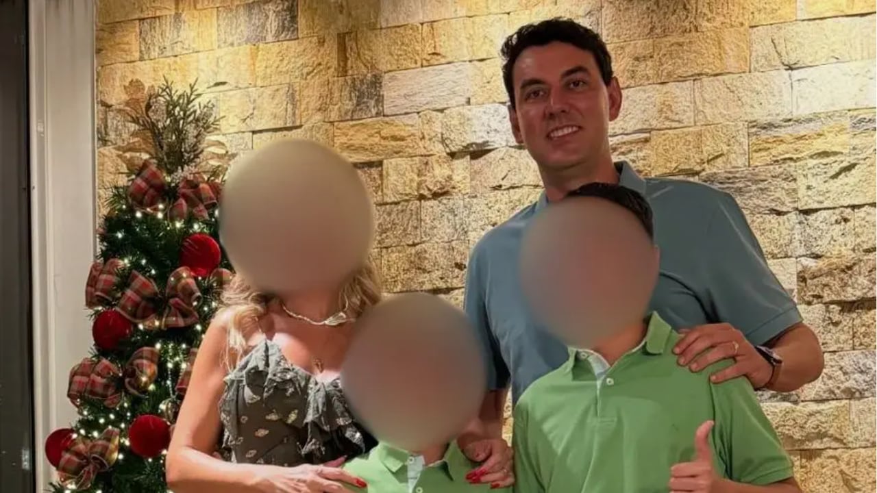 El secretario de la alcaldía de Itumbiara, Thales Machado, en una foto con su esposa e hijos