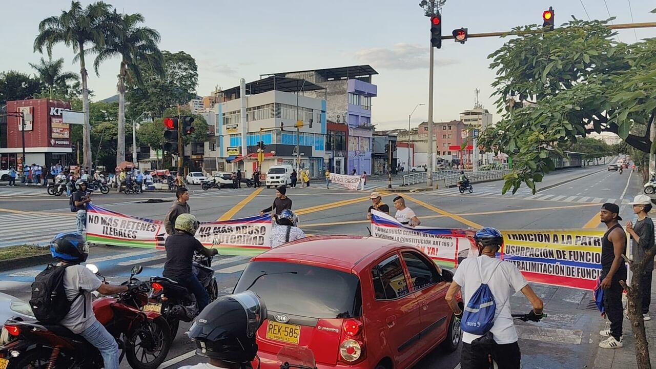 Bloqueos en Cali: participantes protestan contra operativos de movilidad y fotomultas.