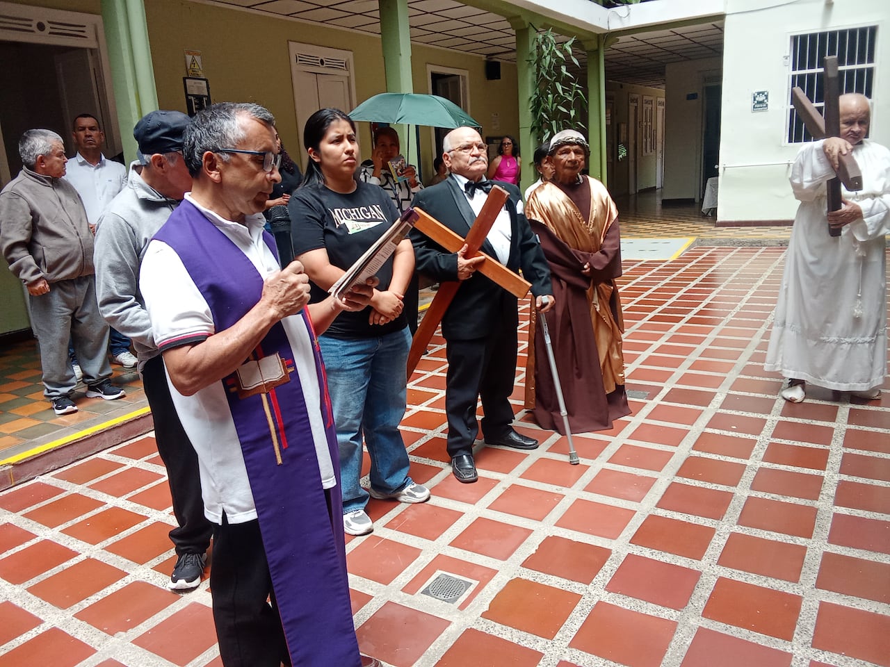 La participación activa de los adultos mayores en este Viernes Santo reafirma el mensaje de la fundación: "Están vivos y estamos para servirles", transformando el hogar en un escenario de dignidad y pertenencia.