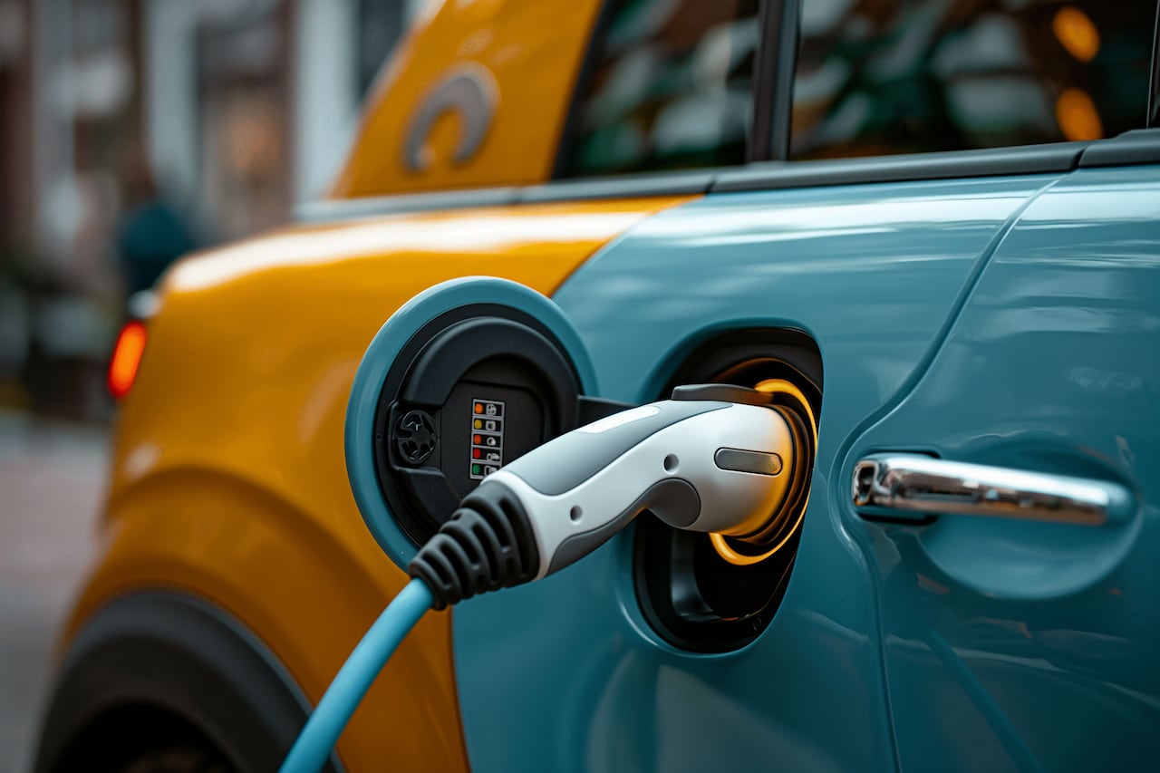 Las ventas de vehículos eléctricos e híbridos en Colombia crecieron más del 90% en el primer trimestre de 2026, impulsadas por menores costos y beneficios tributarios.