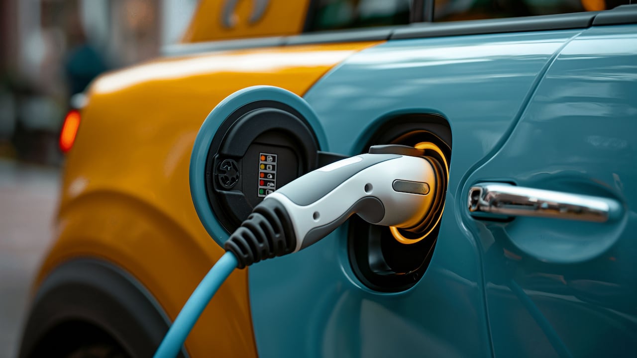 Las ventas de vehículos eléctricos e híbridos en Colombia crecieron más del 90% en el primer trimestre de 2026, impulsadas por menores costos y beneficios tributarios.