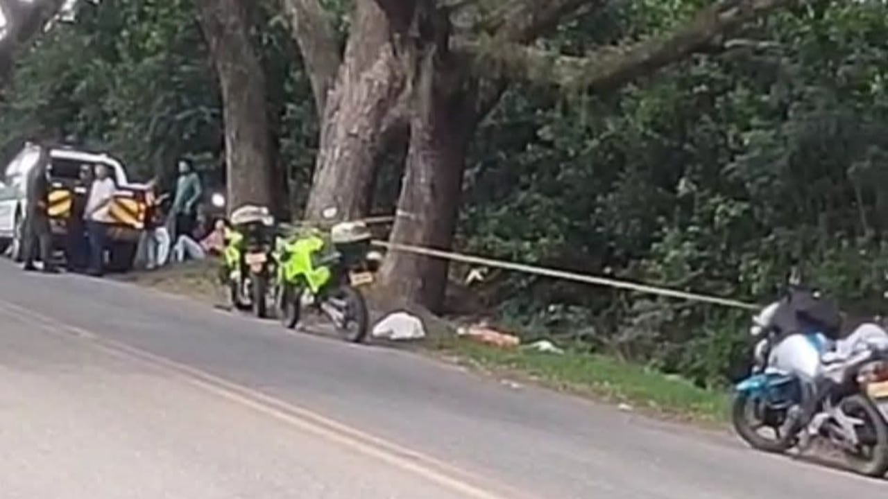 Policía del Valle del Cauca descubriendo el hallazgo de la cabeza humana.
