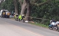 Policía del Valle del Cauca descubriendo el hallazgo de la cabeza humana.