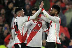River Plate's Colombian forward Miguel Borja (R) celebrates with teammates midfielder Santiago Simon (L) and midfielder Maximiliano Meza after scoring his team's first goal during the Copa Libertadores round of 16 second leg all-Argentine football match between River Plate and Talleres de Cordoba at the Mas Monumental stadium in Buenos Aires on August 21, 2024. (Photo by JUAN MABROMATA / AFP)