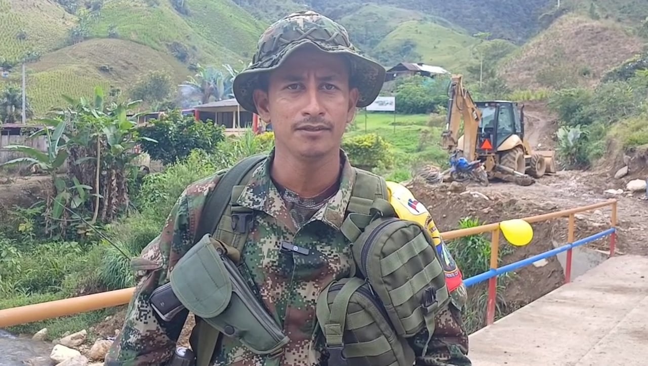 Alias Jhovani Echeverri, uno de los comandantes del frente Carlos Patiño, fue el encargado de anunciar la inauguración de esta obra, la cual beneficiará a 50 familias del sector de El Difícil del corregimiento de El Plateado.