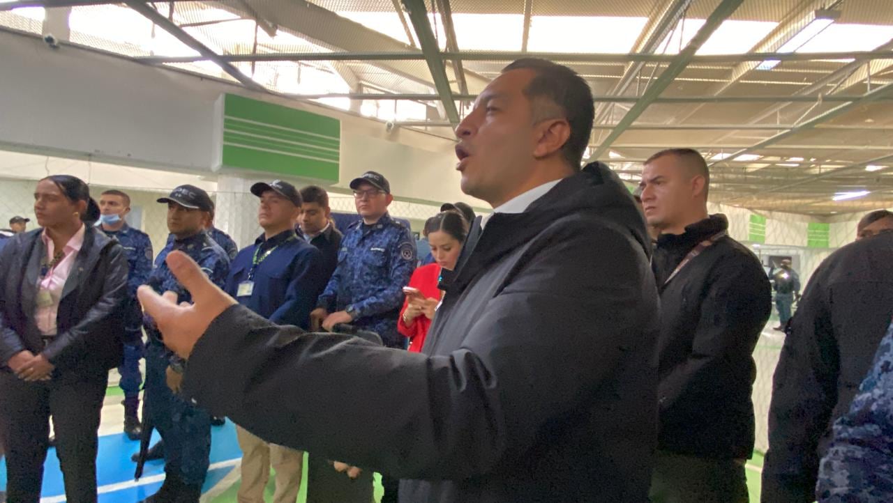 El ministro de justicia encargado, Andrés Idárraga, acompañó los operativos del Inpec en la cárcel La Picota