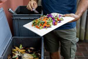 En diversas oportunidades los gusanos blancos aparecen en alimentos como los vegetales.