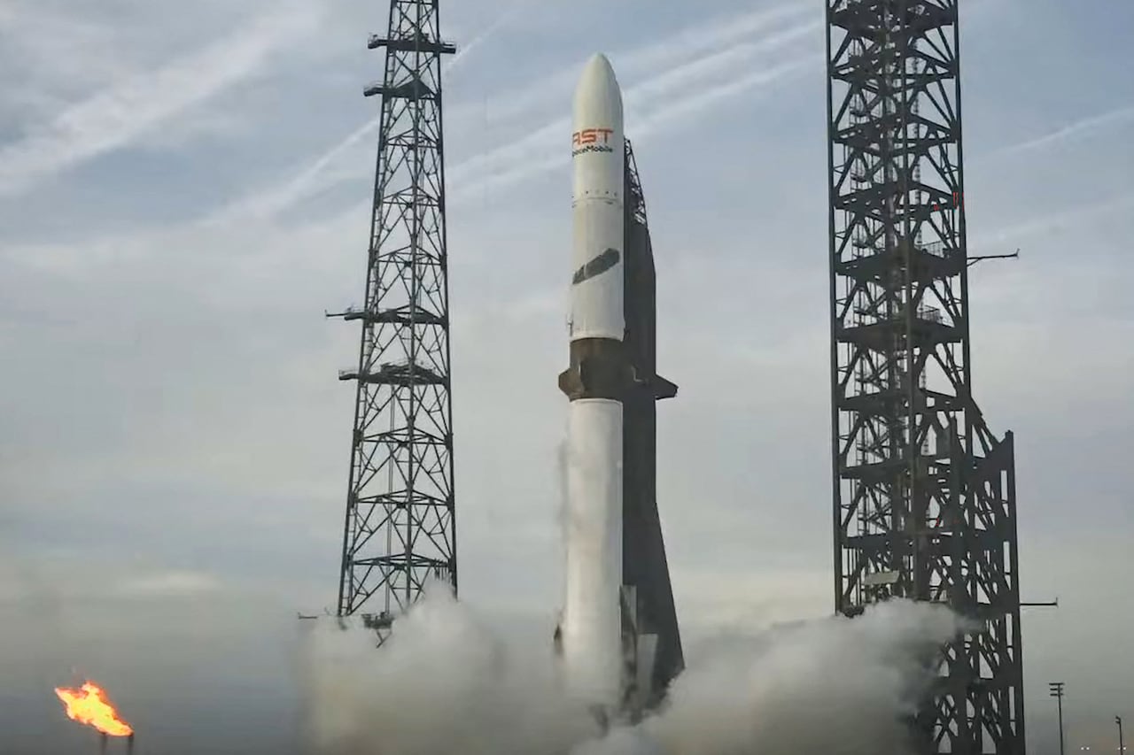 Esta captura de pantalla, tomada de una transmisión de Blue Origin, muestra el despegue del cohete New Glenn de Blue Origin desde el Complejo de Lanzamiento 36 en el Centro Espacial Kennedy en Cabo Cañaveral, Florida, el 19 de abril de 2026. Blue Origin, la compañía espacial estadounidense del fundador de Amazon, Jeff Bezos, reutilizó y recuperó con éxito un propulsor para su cohete New Glenn el 19 de abril, confirmando su dominio de una hazaña técnica que podría aumentar su ritmo de lanzamientos y ampliar su rivalidad con SpaceX. (Foto de BLUE ORIGIN / AFP) / USO EDITORIAL RESTRINGIDO - CRÉDITO OBLIGATORIO "AFP PHOTO / BLUE ORIGIN / HANDOUT" - HANDOUT - NO SE PERMITE SU USO EN CAMPAÑAS DE MARKETING NI PUBLICIDAD - DISTRIBUIDO COMO SERVICIO A LOS CLIENTES