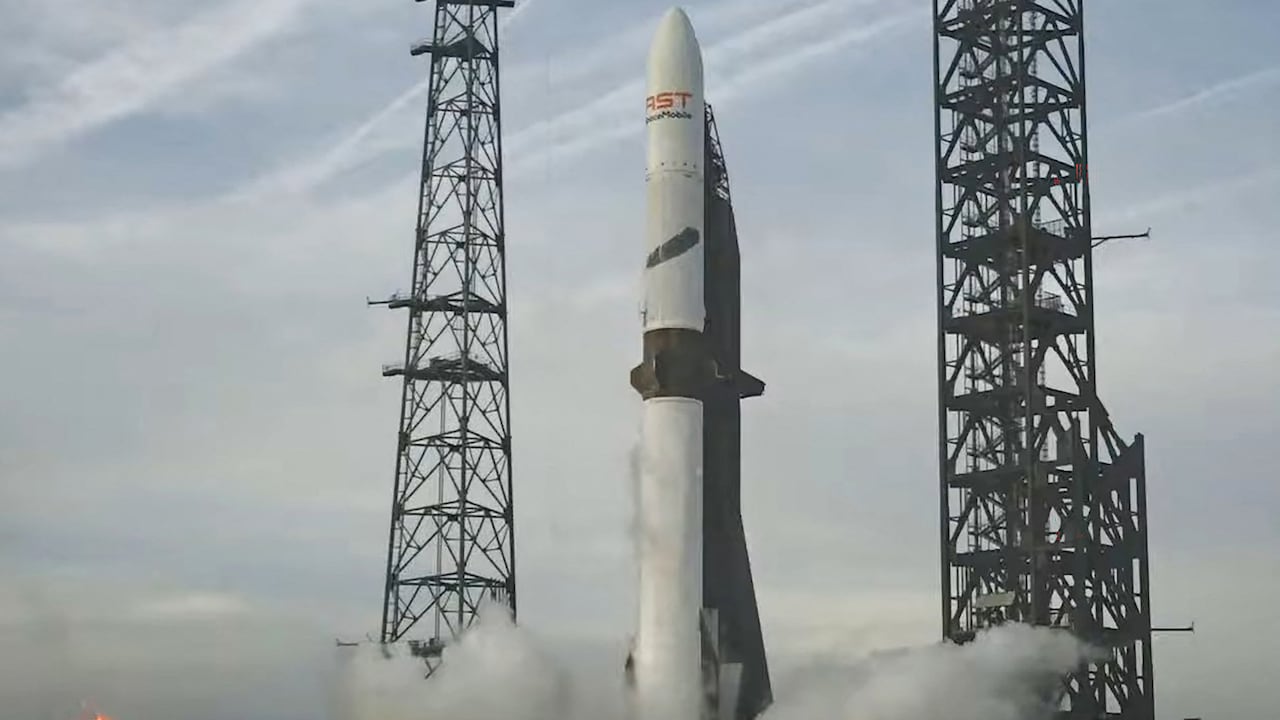 Esta captura de pantalla, tomada de una transmisión de Blue Origin, muestra el despegue del cohete New Glenn de Blue Origin desde el Complejo de Lanzamiento 36 en el Centro Espacial Kennedy en Cabo Cañaveral, Florida, el 19 de abril de 2026. Blue Origin, la compañía espacial estadounidense del fundador de Amazon, Jeff Bezos, reutilizó y recuperó con éxito un propulsor para su cohete New Glenn el 19 de abril, confirmando su dominio de una hazaña técnica que podría aumentar su ritmo de lanzamientos y ampliar su rivalidad con SpaceX. (Foto de BLUE ORIGIN / AFP) / USO EDITORIAL RESTRINGIDO - CRÉDITO OBLIGATORIO "AFP PHOTO / BLUE ORIGIN / HANDOUT" - HANDOUT - NO SE PERMITE SU USO EN CAMPAÑAS DE MARKETING NI PUBLICIDAD - DISTRIBUIDO COMO SERVICIO A LOS CLIENTES