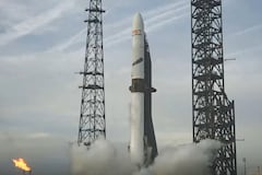 Esta captura de pantalla, tomada de una transmisión de Blue Origin, muestra el despegue del cohete New Glenn de Blue Origin desde el Complejo de Lanzamiento 36 en el Centro Espacial Kennedy en Cabo Cañaveral, Florida, el 19 de abril de 2026. Blue Origin, la compañía espacial estadounidense del fundador de Amazon, Jeff Bezos, reutilizó y recuperó con éxito un propulsor para su cohete New Glenn el 19 de abril, confirmando su dominio de una hazaña técnica que podría aumentar su ritmo de lanzamientos y ampliar su rivalidad con SpaceX. (Foto de BLUE ORIGIN / AFP) / USO EDITORIAL RESTRINGIDO - CRÉDITO OBLIGATORIO "AFP PHOTO / BLUE ORIGIN / HANDOUT" - HANDOUT - NO SE PERMITE SU USO EN CAMPAÑAS DE MARKETING NI PUBLICIDAD - DISTRIBUIDO COMO SERVICIO A LOS CLIENTES