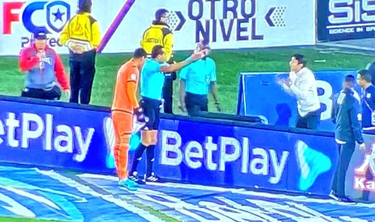 Momento que comienza la gresca entre los equipos.